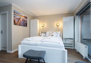 Sylter Rose – Modernes 1-Zimmer App. mit Terrasse, PKW-Stellplatz, WLAN. Haustiere erlaubt.