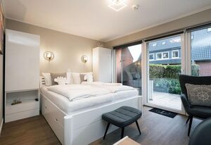 Sylter Rose – Modernes 1-Zimmer App. mit Terrasse, PKW-Stellplatz, WLAN. Haustiere erlaubt.