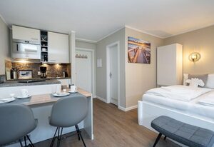 Sylter Rose – Modernes 1-Zimmer App. mit Terrasse, PKW-Stellplatz, WLAN. Haustiere erlaubt.