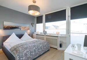 City Blick – Modernes und zentrales App. mit Balkon, PKW-Stellplatz, WLAN. Haustiere erlaubt.