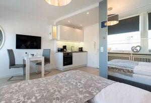 City Blick – Modernes und zentrales App. mit Balkon, PKW-Stellplatz, WLAN. Haustiere erlaubt.