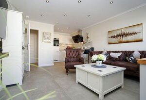 Friedrichstraße – Modernes und zentrales 2-Zimmer App. mit Balkon, WLAN. Haustiere erlaubt.