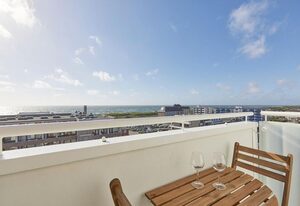Meerblick I – Modernes App., Balkon mit Meerblick, PKW-Stellplatz, WLAN. Haustiere erlaubt.