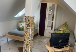 Zimmervermietung Rehn – *kuschelige Wohnung unterm Dach *