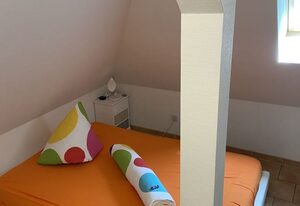 Zimmervermietung Rehn – *kuschelige Wohnung unterm Dach *
