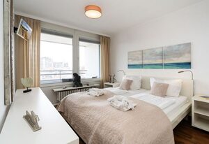 Seeblick – Modernes und zentrales App. für 2 Pers. mit Balkon, PKW-Stellplatz, WLAN.