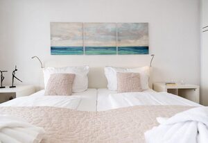 Seeblick – Modernes und zentrales App. für 2 Pers. mit Balkon, PKW-Stellplatz, WLAN.