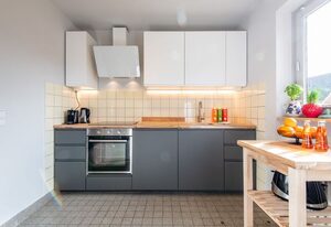 Uthland am Strand – Strandnahe Ferienwohnung für 5 Pers. mit Garten, WLAN. Haustiere erlaubt.