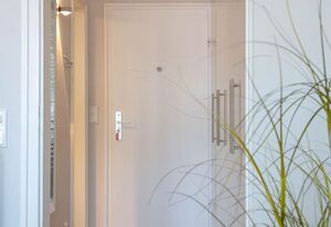 Off Shore – Direkte Strandlage, modernisierte 2 Zimmer-Wohnung mit Stellplatz.