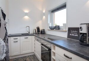 Butter bei die Fische – Strand & Citylage, moderne Suite mit Schwimmbad u. Stellplatz