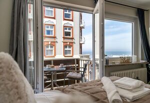 Meerliebe – Schönes 1-Zimmer App., strandnah mit Meerblick, Balkon, WLAN. Haustiere erlaubt.