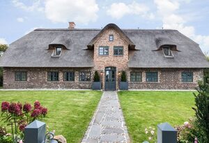 Alte Liebe – 5 Sterne Reetdachhaus für 7 Pers. mit Sauna, Garten, Stellplatz, WLAN, Haustiere