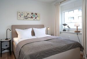 Utkiek – Modernes App., strandnah, Balkon, Stellplatz, WLAN. Haustier erlaubt.