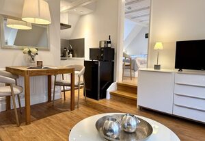 Kranich – Charmantes 2-Zimmer Obergeschoss App. mit Terrasse, PKW-Stellplatz, WLAN.