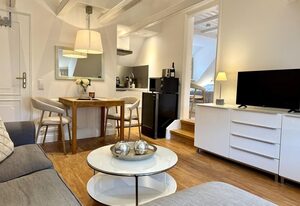 Kranich – Charmantes 2-Zimmer Obergeschoss App. mit Terrasse, PKW-Stellplatz, WLAN.