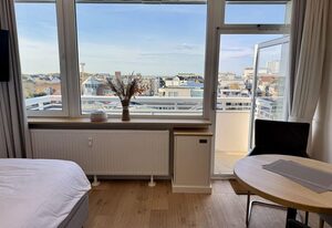 Seeluft – Modernes 1-Zimmer-App. mit Balkon und Meerblick, PKW-Stellplatz, WLAN.