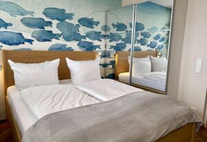Boje – Modernes und zentrales App. mit Balkon, PKW-Stellplatz, WLAN. Haustiere erlaubt.