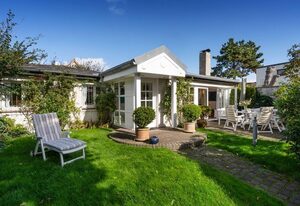Haus Hideaway – Charmantes Ferienhaus für 4 Personen mit Terrasse, Stellplatz und WLAN