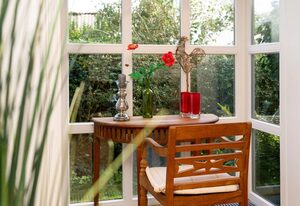 Haus Hideaway – Charmantes Ferienhaus für 4 Personen mit Terrasse, Stellplatz und WLAN