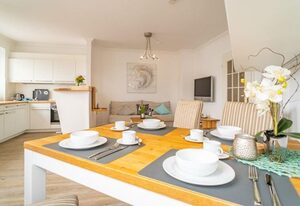 Syltliebe – Modernes und zentrales App. für 4 Personen mit Balkon, PKW-Stellplatz, WLAN.