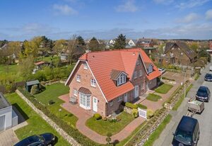 Landhaus Normannenweg, App. 1 – Eck-Appartement mit kleinem Gärtchen im Erd- und Untergeschoss