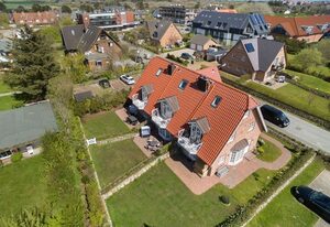 Landhaus Normannenweg, App. 1 – Eck-Appartement mit kleinem Gärtchen im Erd- und Untergeschoss