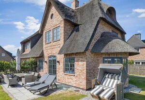 Friesenzauber – Hausteil unter Reet im EG, UG, OG, DG mit ca. 140m² Nutzfläche.