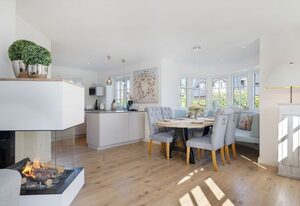 Friesenzauber – Hausteil unter Reet im EG, UG, OG, DG mit ca. 140m² Nutzfläche.