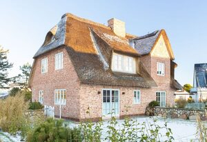 Düne 22 Hausteil 2 – Hausteil unter Reet im EG/UG/OG ca. 183 m² Nutzfläche,2 Parkplätze,Nichtraucher.