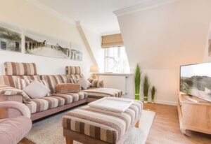Haus am Meer, Strandmuschel – Unmittelbar am Strand gelegenes, sehr großzügiges 3-Raum-Appartement im OG&DG.