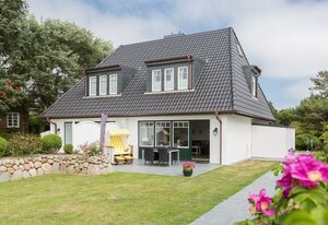 Lisas Hüs – Beste Lage zwischen Dünen und Dorfteich. Tolles Grundstück und viel Platz.
