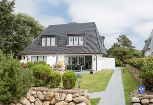 Lisas Hüs – Beste Lage zwischen Dünen und Dorfteich. Tolles Grundstück und viel Platz.