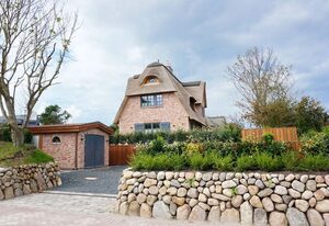 Fien to Huus – Hausteil im UG, EG, OG, DG ca.  140m² Nutzfläche, keine Haustiere erlaubt.