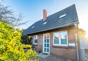 Lachmöwe – Ferienhaushälfte in Tinnum mit Kamin und Terrasse.