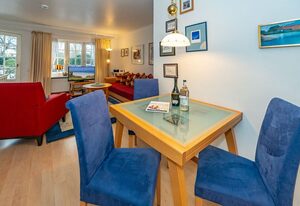Hüs Monika – 2-Zimmer-Ferienwohnung im Herzen von Keitum, umgeben von historischen Reetdachhäusern.