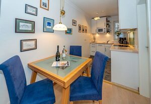 Hüs Monika – 2-Zimmer-Ferienwohnung im Herzen von Keitum, umgeben von historischen Reetdachhäusern.
