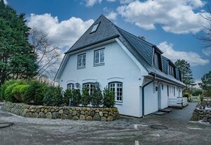 Hüs Monika – 2-Zimmer-Ferienwohnung im Herzen von Keitum, umgeben von historischen Reetdachhäusern.