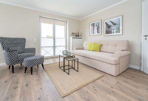 Strandperle – Moderne 2-Zimmer-Ferienwohnung mit Balkon, am Dorfteich.