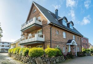 Strandperle – Moderne 2-Zimmer-Ferienwohnung mit Balkon, am Dorfteich.