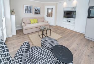 Strandperle – Moderne 2-Zimmer-Ferienwohnung mit Balkon, am Dorfteich.