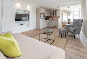 Strandperle – Moderne 2-Zimmer-Ferienwohnung mit Balkon, am Dorfteich.