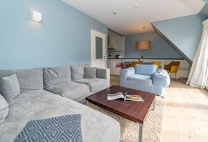 Casa Karline – 4-Zimmer-Ferienwohnung mit Balkon und Blick auf die Deichwiesen.