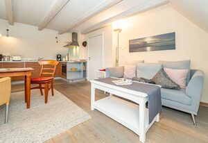 App. Anne – 2-Zimmer-Ferienwohnung im 1 OG mit Strandkorb vor dem Haus.