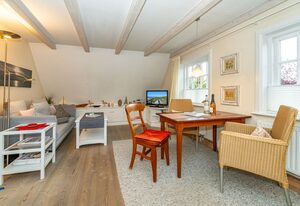 App. Anne – 2-Zimmer-Ferienwohnung im 1 OG mit Strandkorb vor dem Haus.
