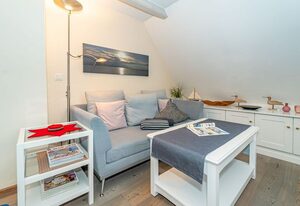 App. Anne – 2-Zimmer-Ferienwohnung im 1 OG mit Strandkorb vor dem Haus.