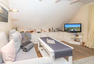App. Anne – 2-Zimmer-Ferienwohnung im 1 OG mit Strandkorb vor dem Haus.