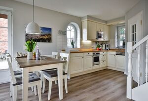 Lörkis Lek – Ferienhausteil für bis zu 4 Personen mit Garten. - nur 350 Meter zum Strand!