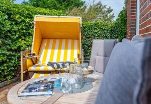 Austernperle – 3-Zimmer-Ferienwohnung im EG für max. 3 Personen mit Terrasse & Strandkorb.