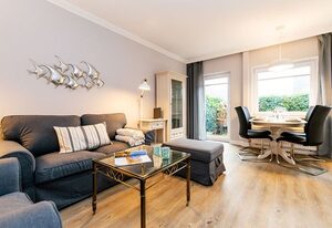 Austernperle – 3-Zimmer-Ferienwohnung im EG für max. 3 Personen mit Terrasse & Strandkorb.