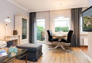Austernperle – 3-Zimmer-Ferienwohnung im EG für max. 3 Personen mit Terrasse & Strandkorb.
